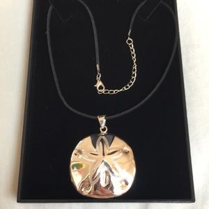 ❤️2/$15 3/$20 NWOT Silver Sand-dollar necklace.